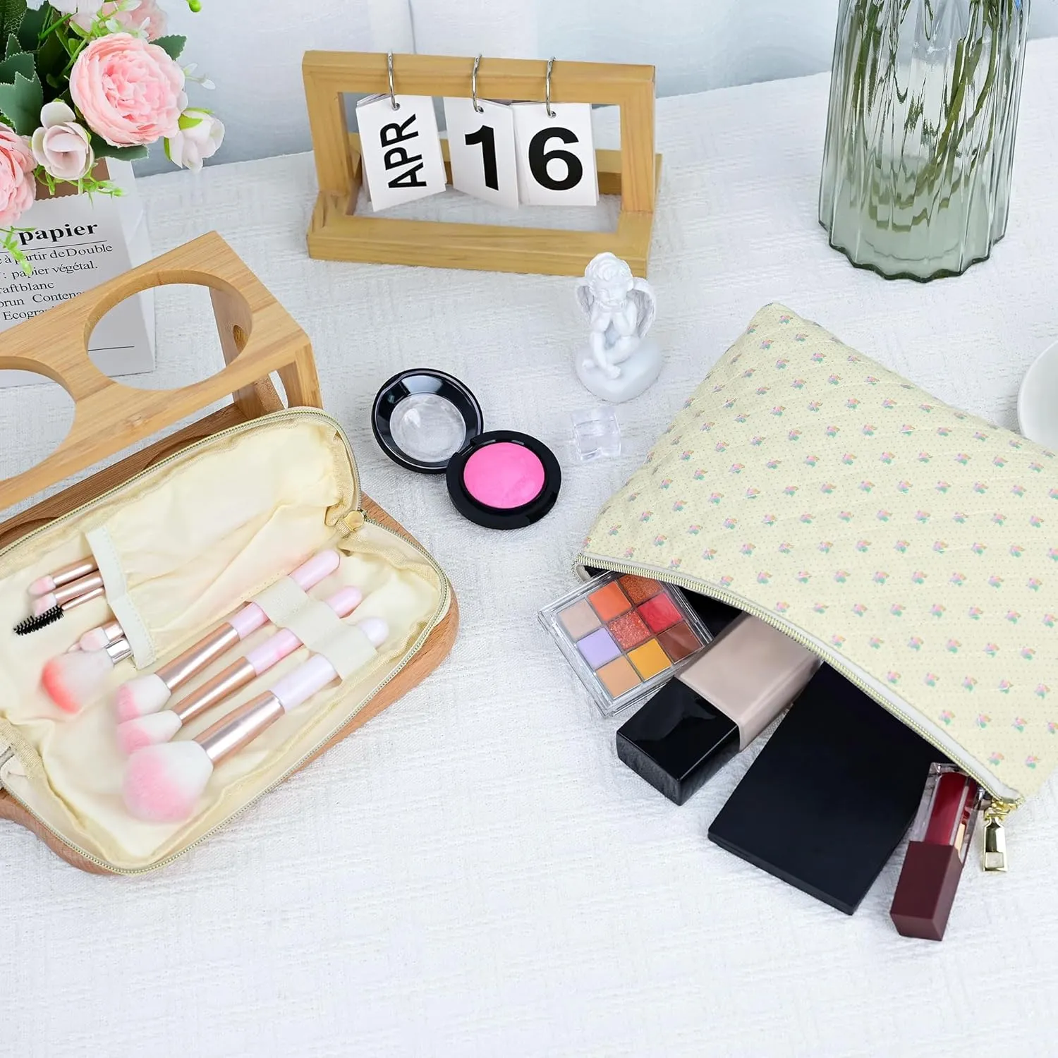Cosmetis Bag Makeup Bag for Women, Gifts for Girls Stuff Bag, Corduroy Smile Cute Travel Make up Bag Toiletry Bag Girlfriend Teacher Gifts Birthday Gift for Her