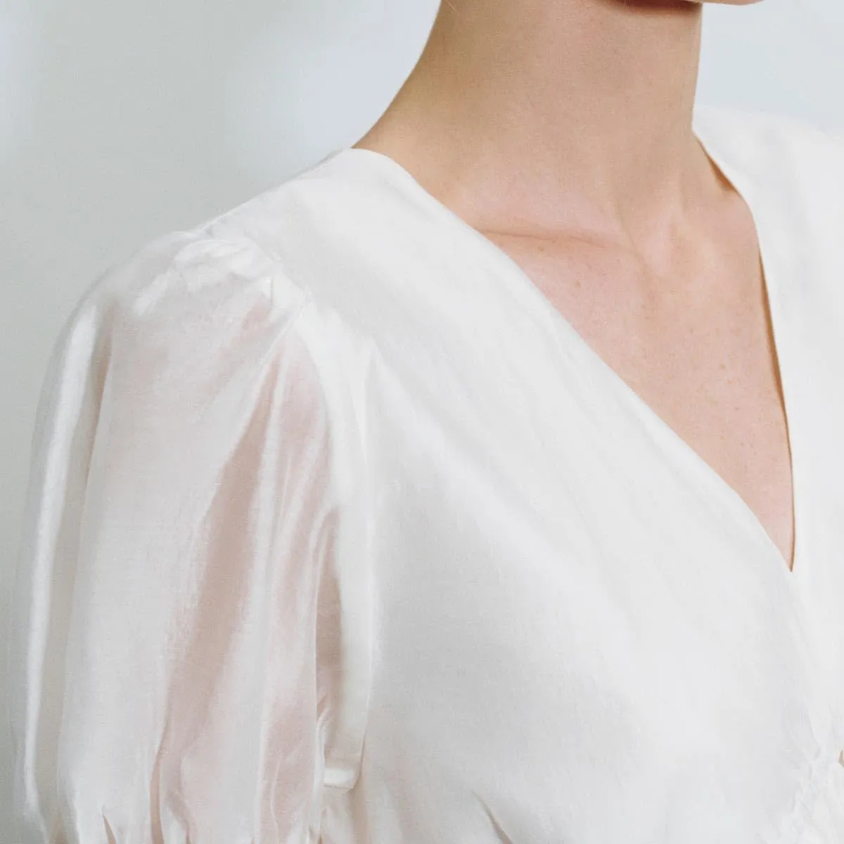 Women's Tops Short Puff Sleeve V Neck Cropped Shirt Casual Lightweight Pullover Blouse Summer